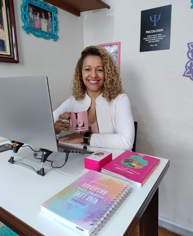 Psicóloga Lilian Mara apresentando seus infoprodutos voltados à saúde emocional e emagrecimento feminino
