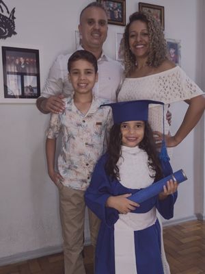 Lilian com o marido e os filhos em uma foto de família, símbolo de apoio e amor
