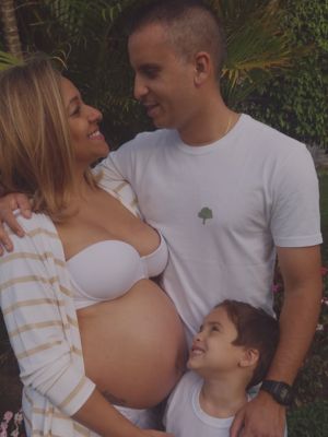 Lilian com o marido e o filho, celebrando a chegada do segundo bebê